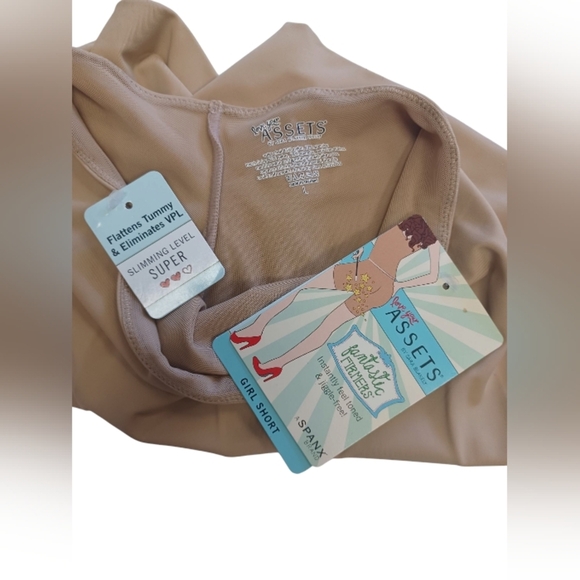Assets By Sara Blakely NWT Nude Girl Short Spanx Size Large - Picture 3 of 4
